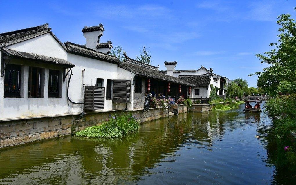 秦岚又带火了一种穿搭，叫“上面去上班，下面去约会”，时髦养眼